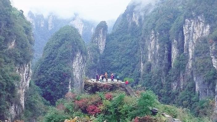 山色空蒙醉游人