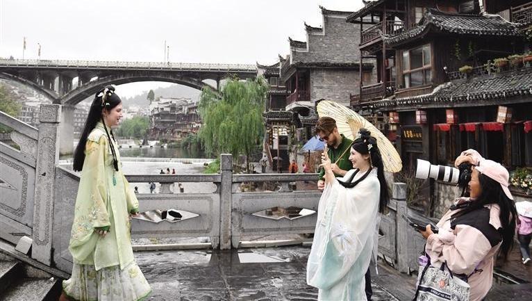 鳳凰：特色旅拍豐富旅游體驗(yàn)