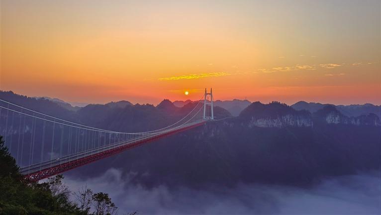 云涌矮寨 天塹披霞